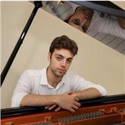 Laureato in Pianoforte con lode e menzione onorevole, impartisce lezione private di pianoforte